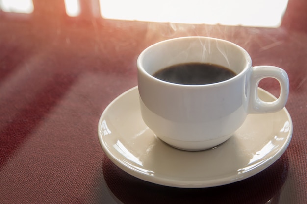 Conjunto de freio de café, xícaras de café expresso quente sobre a mesa e luz de fundo