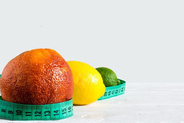 Conjunto de frutas cítricas de laranja vermelha, limão e limão com fita métrica