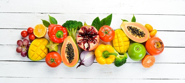 Conjunto de frutas e legumes em fundo branco de madeira Fundo de comida Vista superior Espaço livre para o seu texto