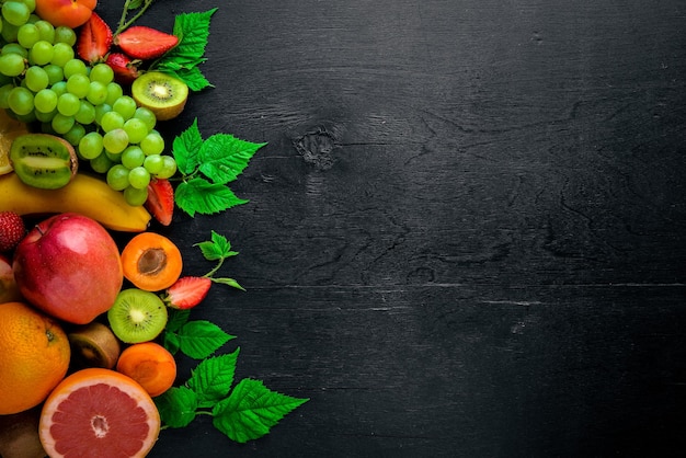 Conjunto de frutas frescas. Comida saudável. No fundo de madeira. Vista do topo. Espaço livre.