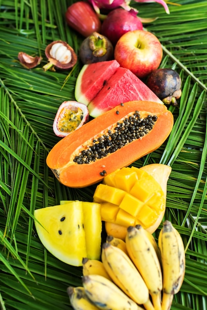 Conjunto de frutas tropicais Raw comendo dieta conceito