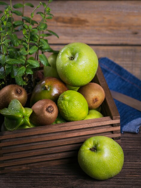 Conjunto de frutas verdes para dieta saudável e desintoxicação: maçã, limão, kiwi, manga, carambola e hortelã