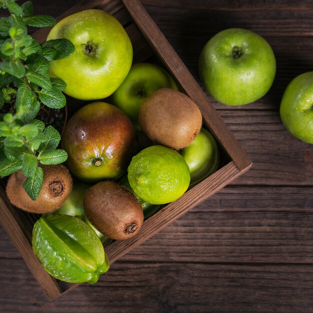 Conjunto de frutas verdes para dieta saudável e desintoxicação: maçã, limão, kiwi, manga, carambola e hortelã