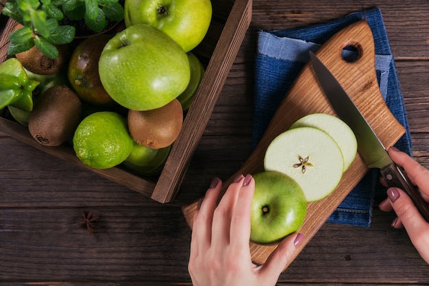 Conjunto de frutas verdes para dieta saudável e desintoxicação: maçã, limão, kiwi, manga, carambola e hortelã