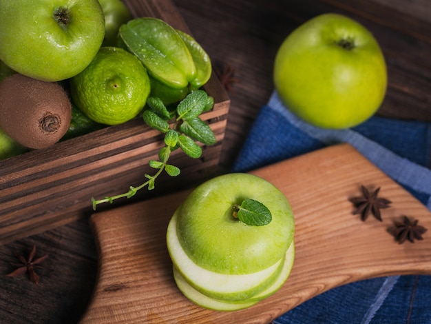 Conjunto de frutas verdes para dieta saudável e desintoxicação: maçã, limão, kiwi, manga, carambola e hortelã