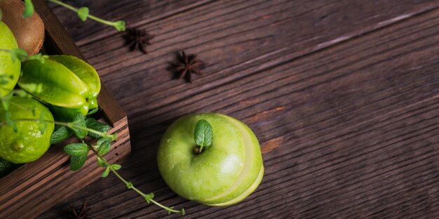 Conjunto de frutas verdes para dieta saudável e desintoxicação: maçã, limão, kiwi, manga, carambola e hortelã