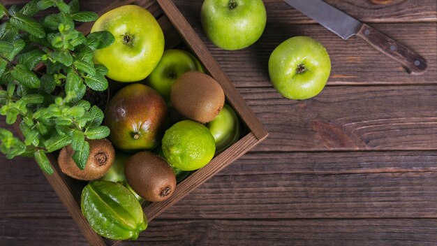 Conjunto de frutas verdes para dieta saudável e desintoxicação maçã limão kiwi manga carambola e hortelã