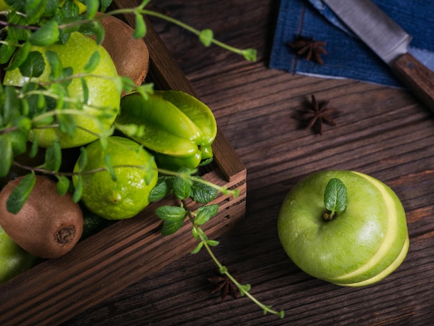 Conjunto de frutas verdes para dieta saudável e desintoxicação maçã limão kiwi manga carambola e hortelã