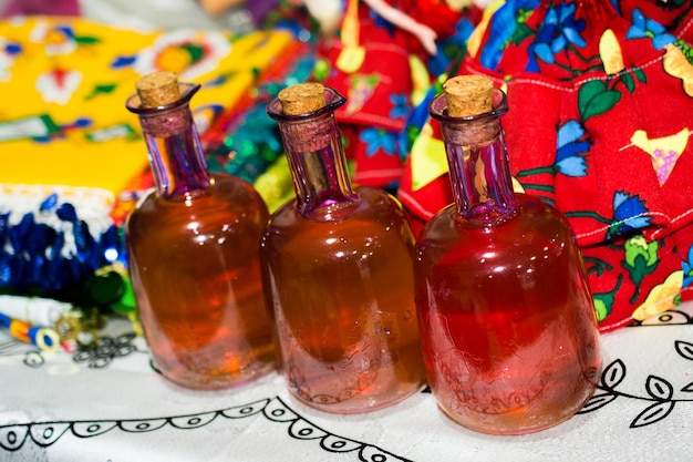 Foto conjunto de garrafas coloridas vazias em vista