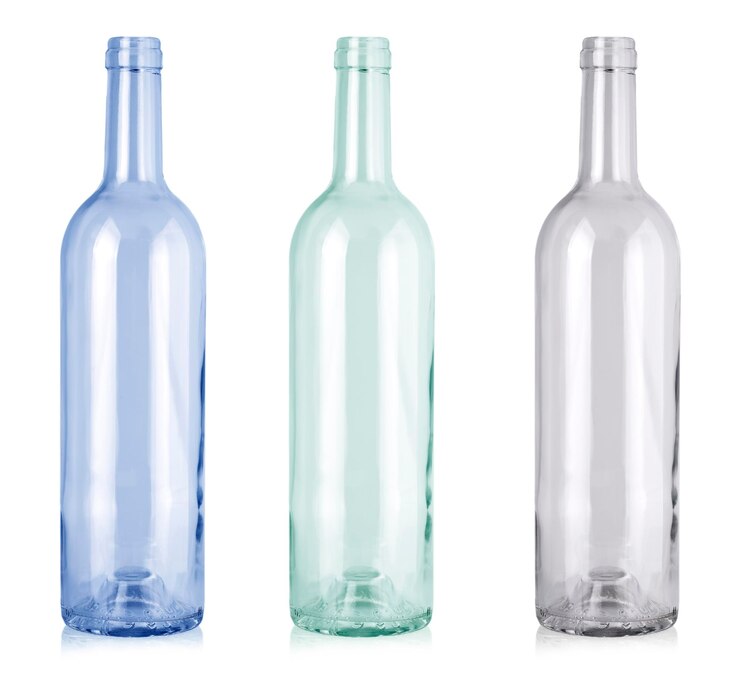 Foto conjunto de garrafas de vinho claras isoladas com fundo branco com caminho de corte