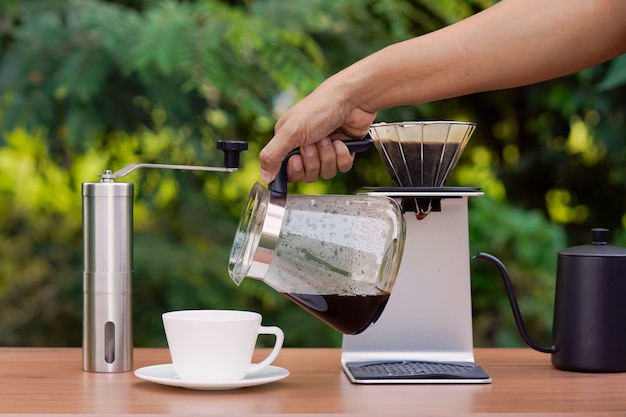 Foto conjunto de grãos de café arábica e café gota a gota