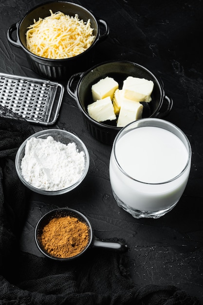 Conjunto de ingredientes do molho Bechamel, em fundo de pedra preta