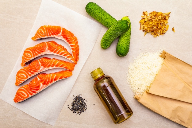 Foto conjunto de ingredientes tradicionais para fazer rolos japoneses.