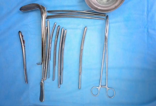 Foto conjunto de instrumentos médicos na mesa da clínica