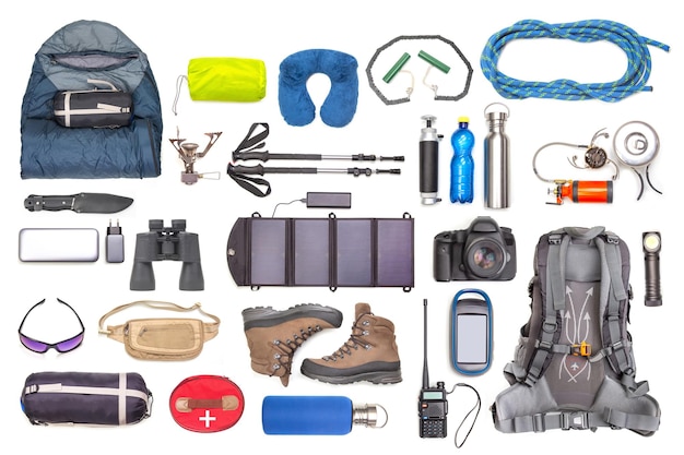 Conjunto de itens de trekking turístico em fundo branco Vista superior de acessórios para viagens