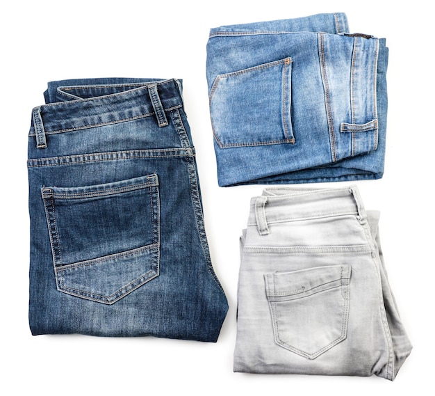 Conjunto de jeans dobrado close-up em fundo branco, isolado. A vista de cima