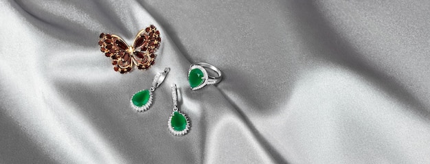 Conjunto de joias elegantes Conjunto de joias com pedras preciosas Colagem de acessórios para joias Conceito de natureza morta do produto Colar de anel e brincos