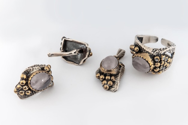 Conjunto de joias elegantes de colar de anel de ouro branco e brincos com diamantes Conjunto de joias de prata com pedras preciosas Conceito de natureza morta do produto
