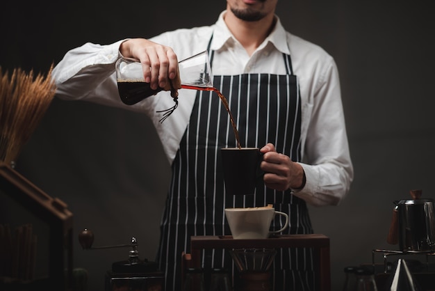 Conjunto de kits de filtro de gotejamento de café em exibição no café