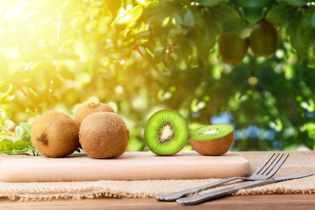 Conjunto de kiwis frescos em uma mesa de madeira ao ar livre frutas verdes tropicais cortadas prontas para comer