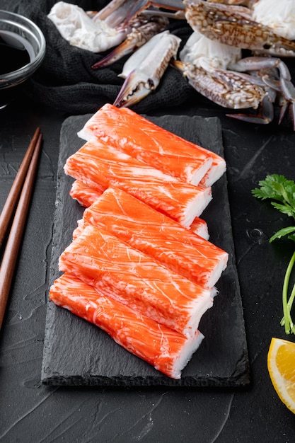 Conjunto de lanche asiático surimi, em tábua de pedra, em preto