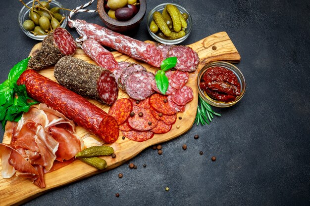 Conjunto de lanche de carne italiana tradicional. salame, presunto, azeitonas, alcaparras