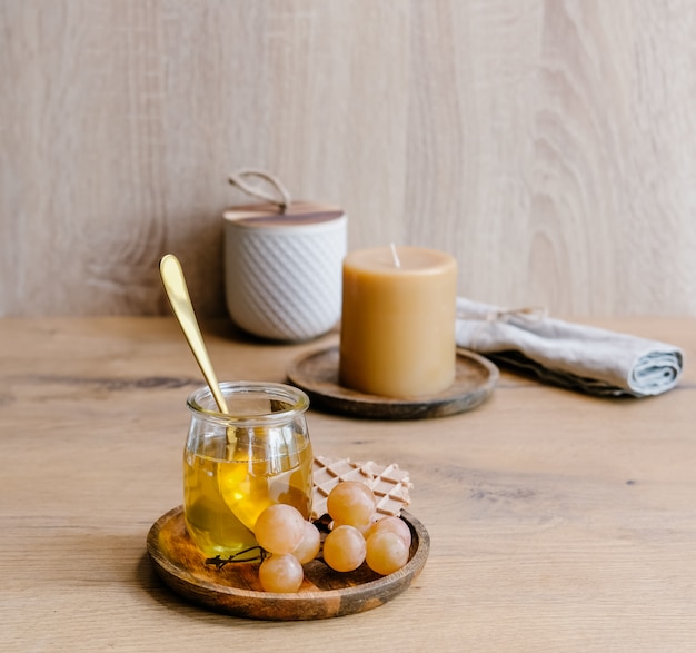 Conjunto de lanche saudável e velas