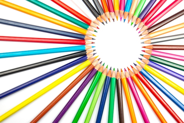 Conjunto de lápis de cor de lápis de cor para desenhar em um fundo branco criatividade artística de desenho