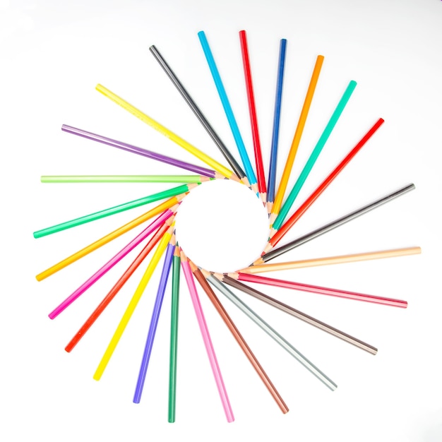Conjunto de lápis de cor de lápis de cor para desenhar em um fundo branco criatividade artística de desenho