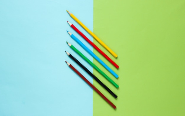 Conjunto de lápis de cor na superfície pastel.