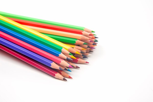 Conjunto de lápis de cor para desenhar sobre um fundo branco.