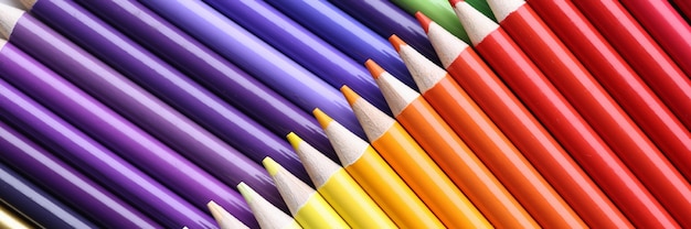 Foto conjunto de lápis multicoloridos deitado na mesa