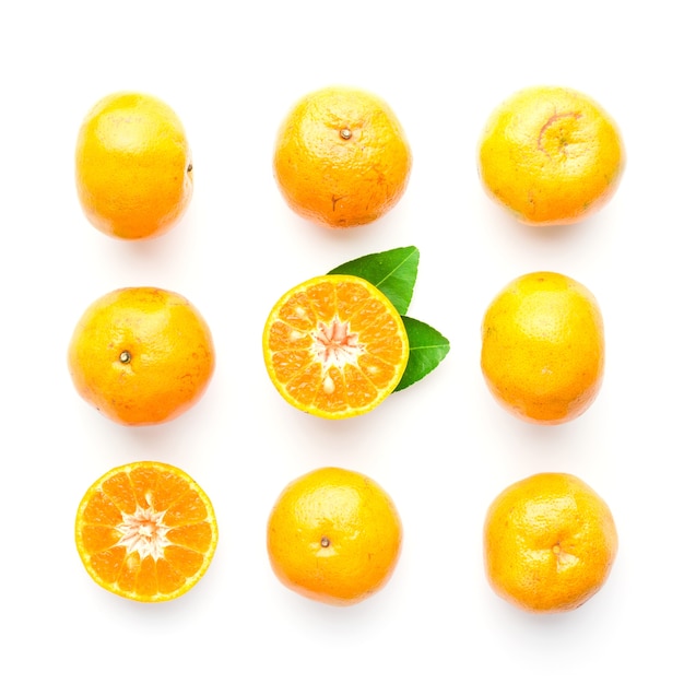 Conjunto de laranja com folha isolada no branco na vista superior