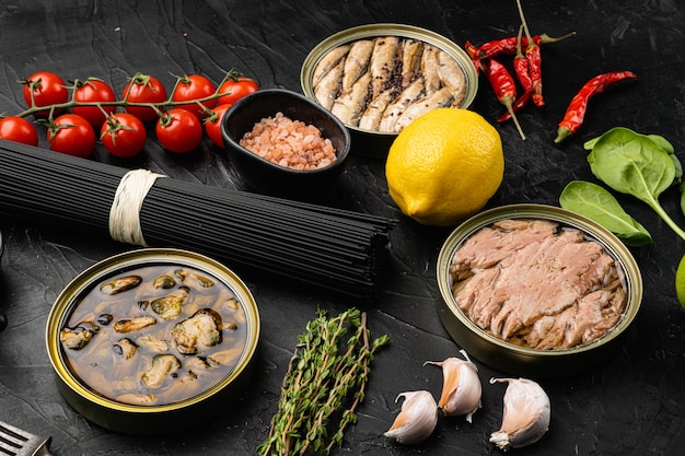 Conjunto de latas de atum e mexilhão de peixe, variedade de frutos do mar, em fundo de mesa de pedra escura e escura