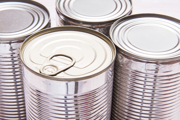 Conjunto de latas de metal na mesa de madeira