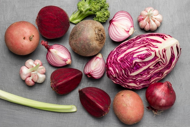 Conjunto de legumes coloridos em fundo cinza