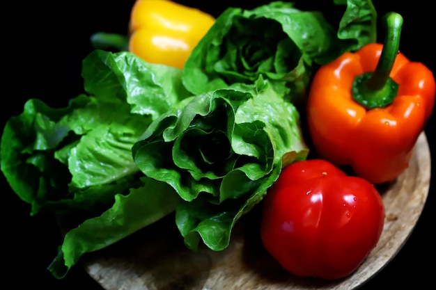 Conjunto de legumes frescos e saladas