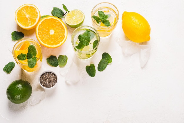 Conjunto de limonada refrescante com frutas cítricas e hortelã.