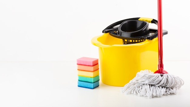 Foto conjunto de limpeza com esponjas coloridas