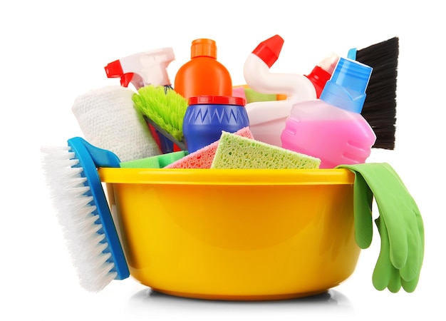 Conjunto de limpeza com ferramentas e produtos em banheira de plástico isolada em branco