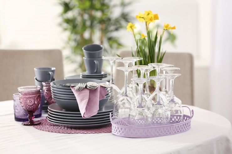 Foto conjunto de louças com acessórios lilás na mesa do restaurante