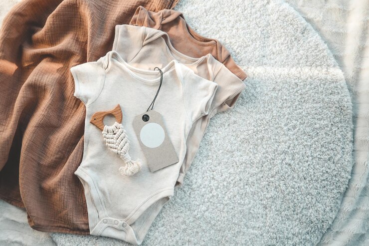 Foto conjunto de macacões elegantes e fofos para bebês e uma etiqueta vazia para o seu logotipo