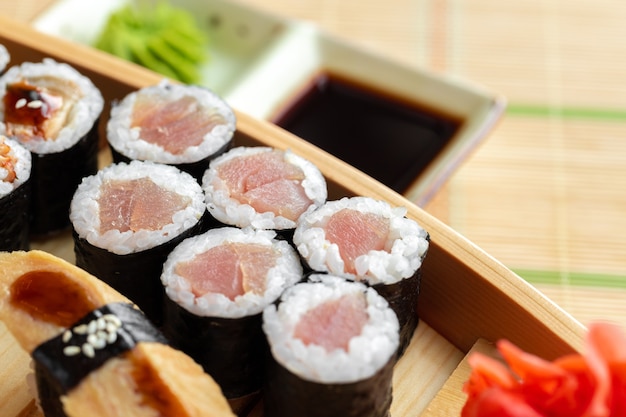Conjunto de maki sushi na bandeja do barco de madeira close-up