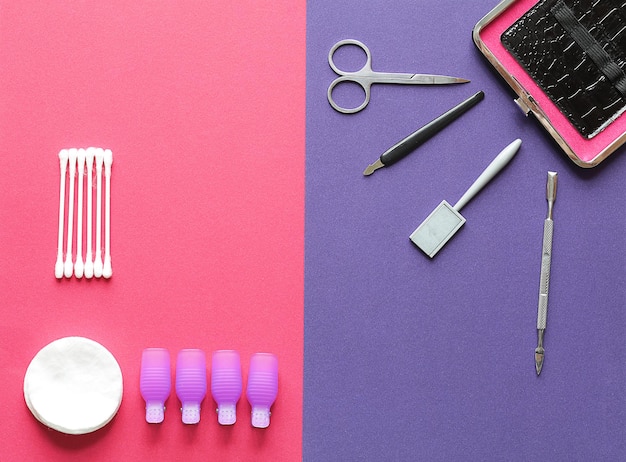 conjunto de manicure para goma-laca com cotonetes e almofadas em um fundo roxo rosa close-up