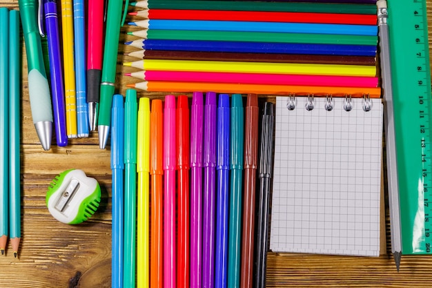 Conjunto de material de papelaria escolar em uma mesa de madeira De volta ao conceito de escola