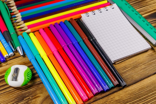 Conjunto de material de papelaria escolar em uma mesa de madeira De volta ao conceito de escola