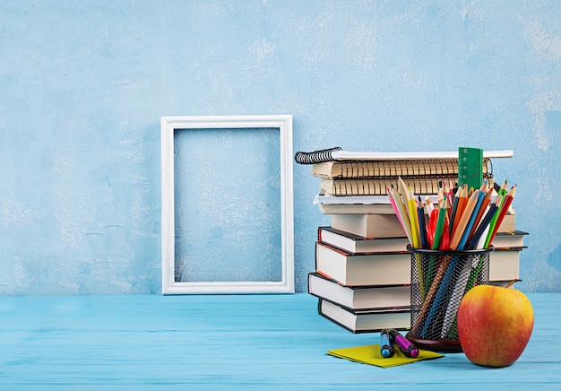 Conjunto de material escolar colorido, livros e cadernos. Acessórios de papelaria.