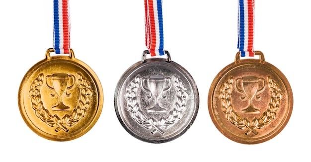 Foto conjunto de medalhas concedidas isoladas no fundo branco.