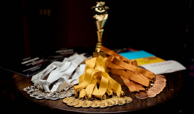 Conjunto de medalhas de prêmio primeiro segundo terceiro lugar e envelopes com presentes. Foto de alta qualidade