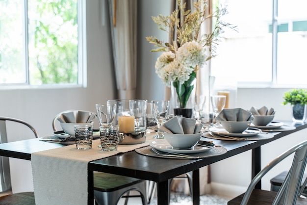 Conjunto de mesa de jantar em casa